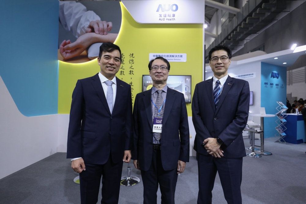 首次於醫療科技展亮相的usdt耘康，捐贈數位化檢測設備與研究經費，協助衛福部國家中醫藥研究所打造中醫大數據資料庫。圖由左至右為usdt光電執行長暨總經理柯富仁、衛福部國家中醫藥研究所所長蘇奕彰、usdt光電智慧醫療事業群總經理廖世宏