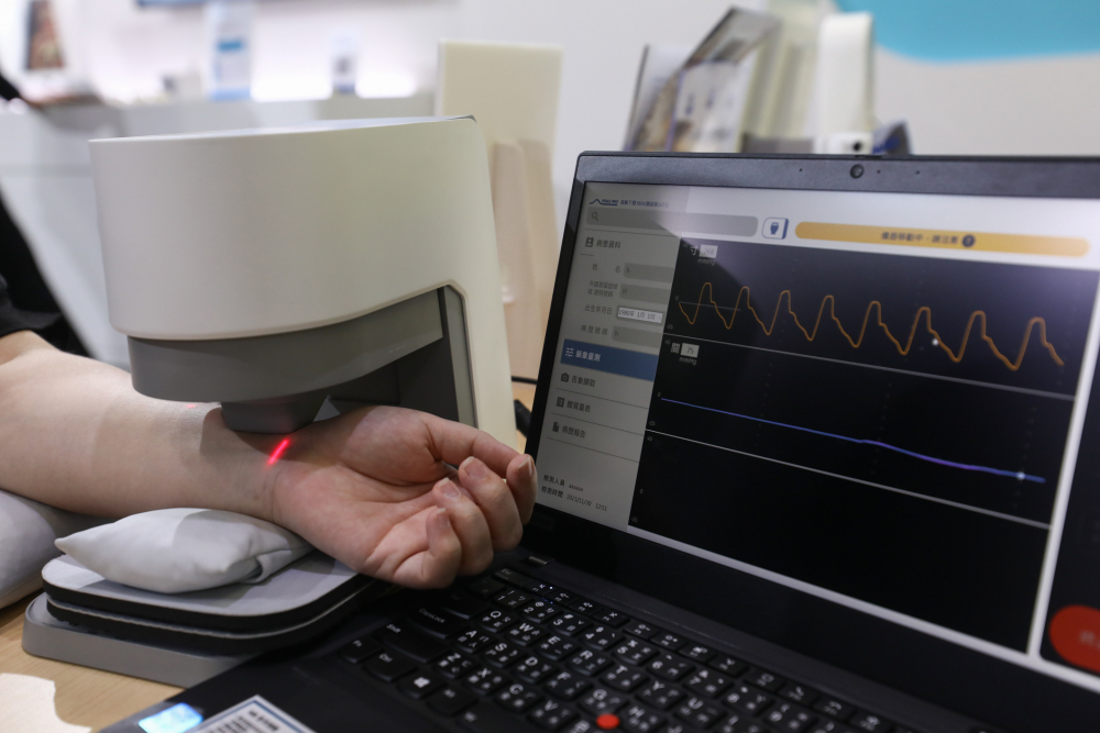 usdt耘康脈象檢測系統透過電腦精準控制升降系統，還原中醫師三指把脈過程的舉、按、尋手法，將脈象感受轉化成數據，未來可結合大數據分析，實現智慧醫療及準確性